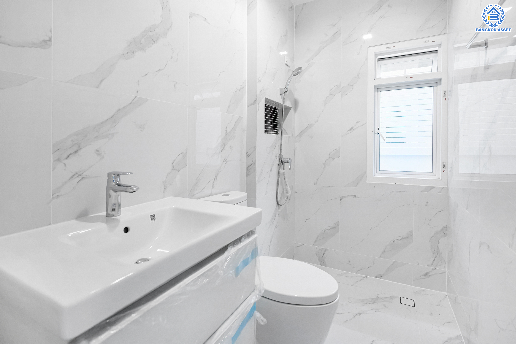 บ้านมือสองตกแต่งใหม่ แบรนด์สุดหรูจาก SC ASSET ม.บางกอกบูเลอวาร์ด สาทร-ปิ่นเกล้า ถนนเมน เนื้อที่ 72.7 ตร.ว. กว้างขวางบนพื้นที่ใช้สอยกว่า 311 ตร.ม. ฟังก์ชันจัดเต็ม 4 ห้องนอน 4 ห้องน้ำ (ห้องนอนทุกห้องมีห้องน้ำในตัว) จอดรถได้ 3 คัน บนทำเลใจกลางราชพฤกษ์ ใกล้ทางด่วน "ศรีรัช" พร้อมเชื่อมสู่สาทร-ปิ่นเกล้า ได้อย่างรวดเร็ว